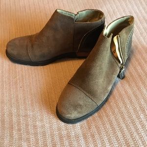 Size 7 grey/tan/green boot. Sorel